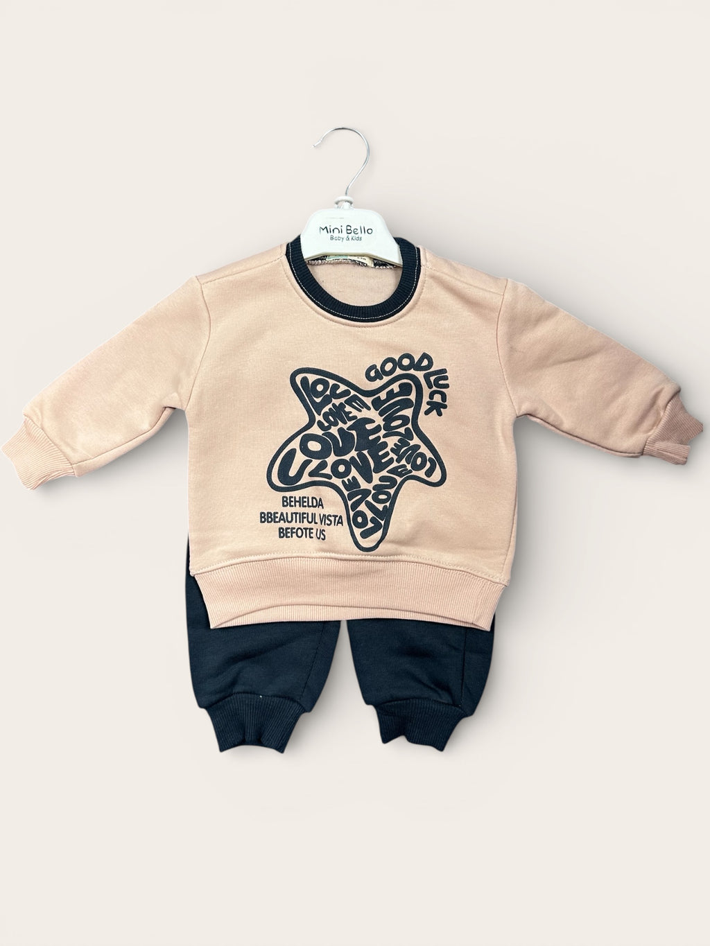 Jogging sweatshirt and pants.